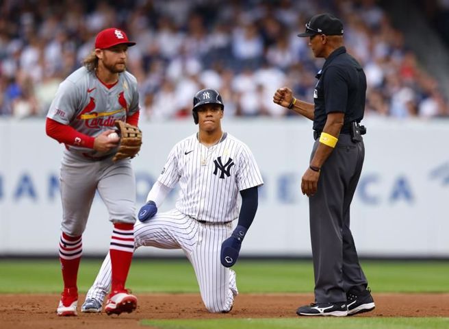 洋基索托(中)盜二壘被觸殺。（美聯社）