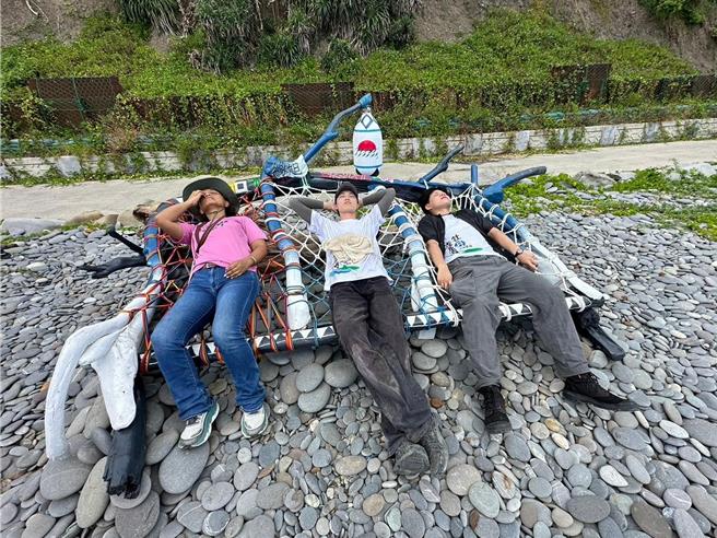 《缘旭》以漂流木及废渔网编织而成，晚上可以躺在上面看星星。（牡丹乡公所提供／罗琦文屏东传真）