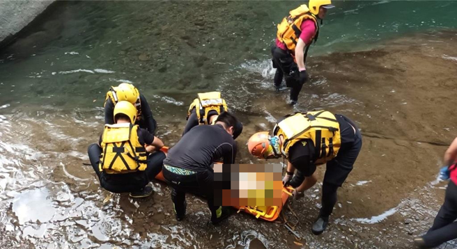 男子赴桃园宇内溪未开放水域戏水，卡暗流溺水身亡。(桃市消防局提供／吕筱蝉桃园传真)