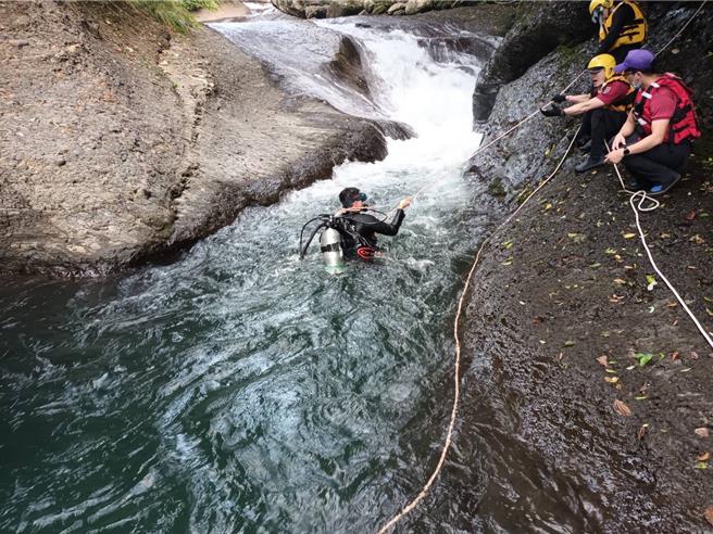 男子赴桃园宇内溪未开放水域戏水，卡暗流溺水身亡。(桃市消防局提供／吕筱蝉桃园传真)