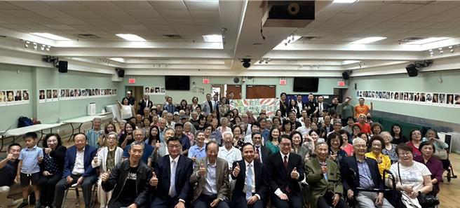 民进党秘书长林右昌（前排右四）于纽约时间1日下午赴法拉盛台湾会馆，向台侨分享台湾政情及世界局势，提及政府总预算规划、朝小野大局面等状况。（民进党提供）