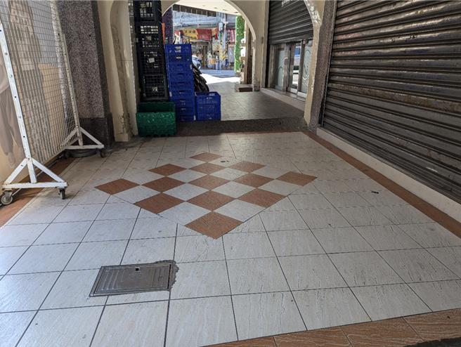 基隆市长谢国梁表示，将自今年10月底起，针对仁二路、爱四路、仁三路等庙口夜市商圈进行骑楼整平工程。图为仁二路骑楼。（张志康摄）