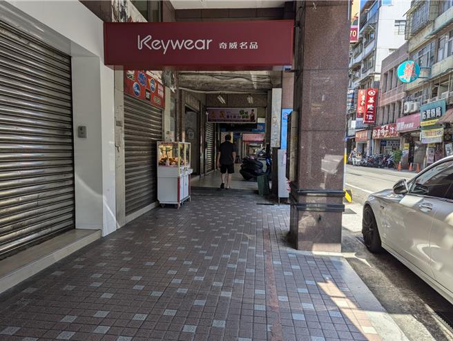 基隆市长谢国梁表示，将自今年10月底起，针对仁二路、爱四路、仁三路等庙口夜市商圈进行骑楼整平工程。图为仁二路骑楼。（张志康摄）