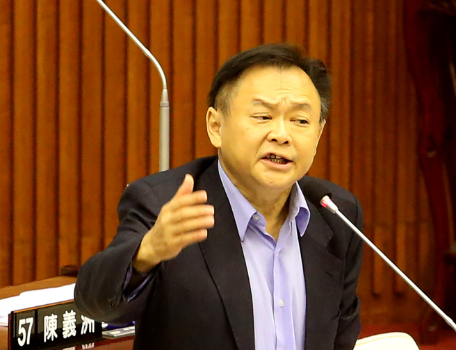 王世堅2017年因與《卡提諾狂新聞》打賭，剃短他的招牌髮型。（中時資料照）