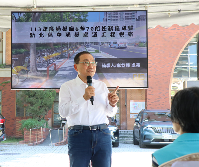 侯友宜今日前往三重新北高中通學廊道視察，對於「通學廊道安全改善計畫」，8年80所已完成70所，因此當場指示工務局朝8年100所目標邁進。圖/新北市政府提供
