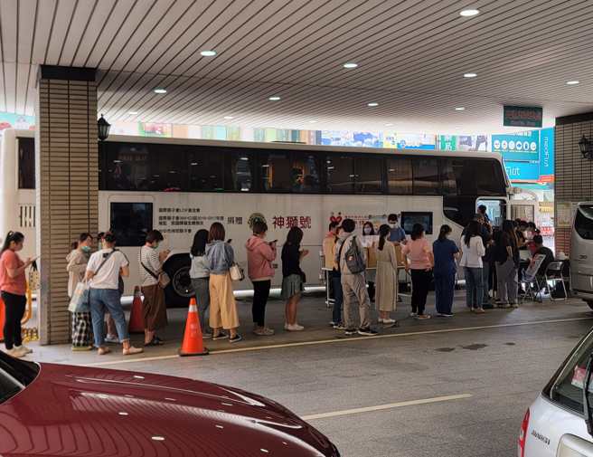 彰化縣鹿港鎮蛋黃酥名店「新口味」，今天舉辦捐血送蛋黃酥活動。圖為去年活動照。（圖／翻攝自業者臉書粉專）