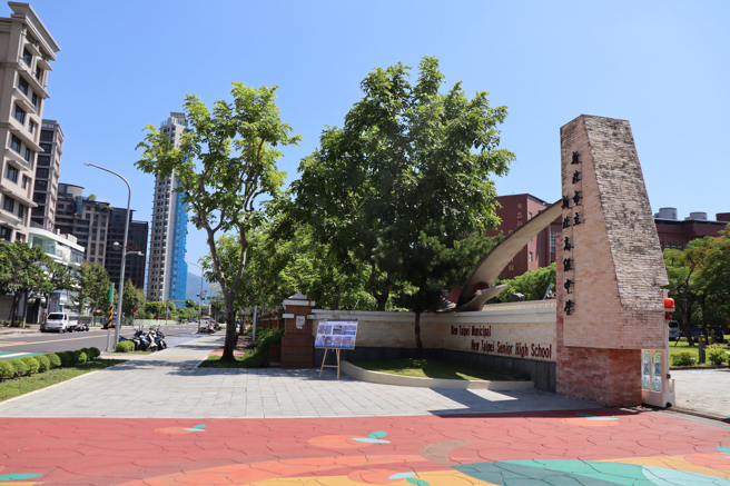 新北市政府進行新北高中通學廊道時，一併改造學校大門環境，讓學生及民眾進入大門就能看到代表該校學生的特色。圖/新北市政府提供