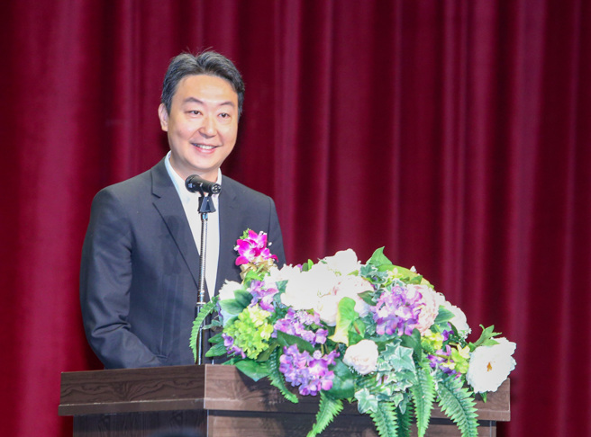 新任交通部长陈世凯2日接任，他强调，交通部从来就不是依靠单一部长专业，交通部是一个6万1000多人的专业团队，他会做同仁最坚实的后盾，也请大家跟他一起努力。（陈麒全摄）