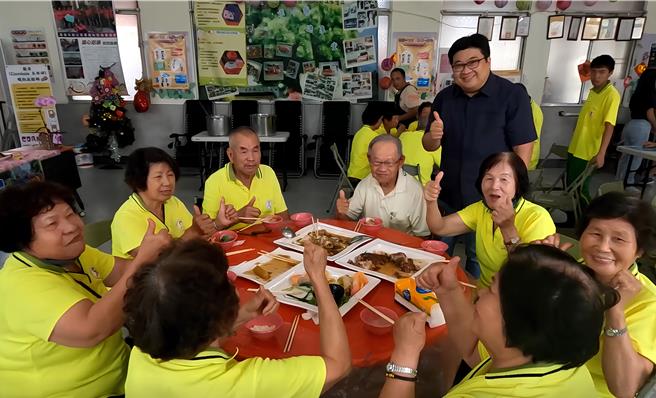 中山大學公事所與廣福社區共同舉辦「族群融合來呷桌」辦桌活動，現場氣氛熱鬧和諧。（中山大學提供／郭良傑高雄傳真）