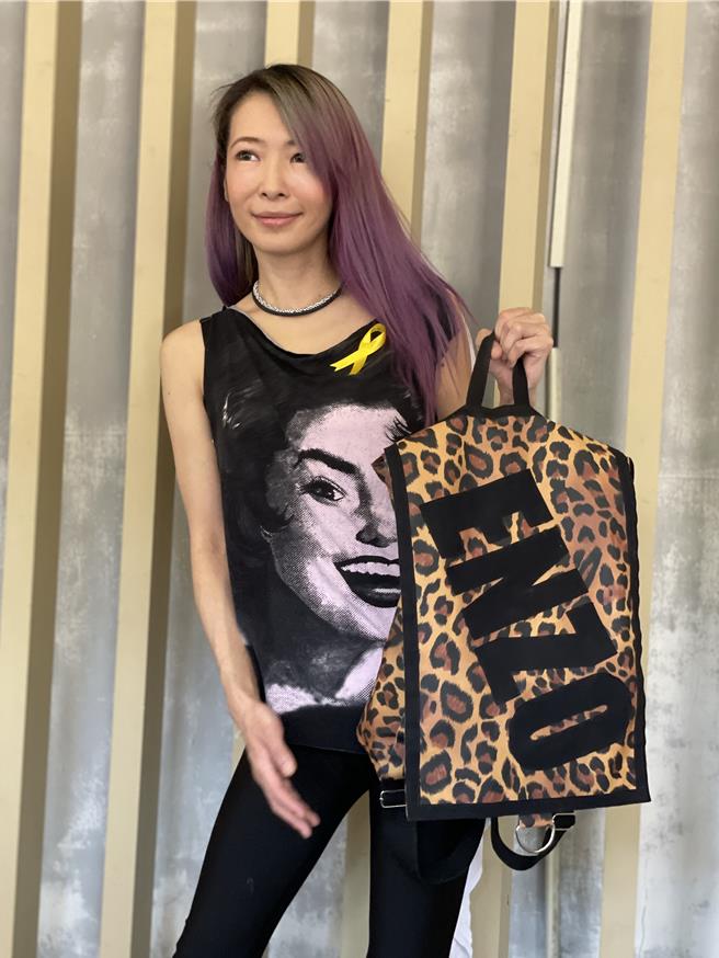 Makiyo穿着Enzo生前给他的衣服、包包现身告别式。（谢采恩摄）