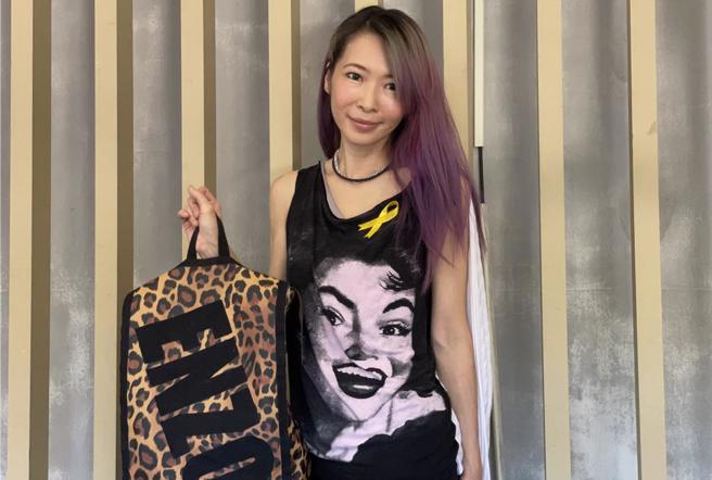 Makiyo今帮Enzo化妆，表示他气色很好，就像是睡着一样。（谢采恩摄）