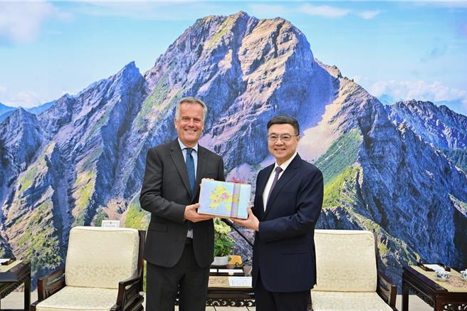 行政院长卓荣泰今接见英国驻台代表邓元翰，卓指出，针对风力发电，希望世界主要能源产业国家持续给台湾更多技术研发，培训更多人才，工程方面也能彼此互相协助跟进步。（行政院提供）