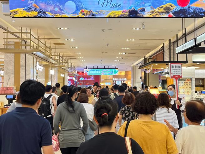 高雄汉神巨蛋百货才开门1分钟，就有大批民眾在B1鼎泰丰前等候位。（图／高雄点授权提供）