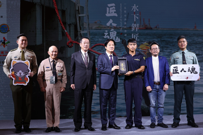 慶祝九三軍人節，文化總會與軍事新聞通訊社，2日舉行「《匠人魂》#51水下銲匠」影片發布記者會，賴清德總統（左四）出席欣賞《匠人魂》影片，及頒發「匠人曆」給主角上士黃建智（右三），並與海軍司令部司令上將唐華（左二）、國防部部長顧立雄（左三）合影。（陳俊吉攝）