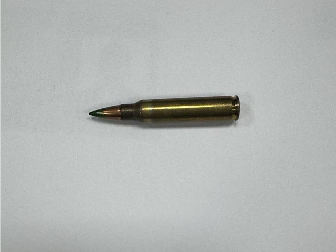 23歲阮姓士官1日凌晨1時多，協助送外套到霧峰警分局內新派出所給被通緝的33歲王姓友人時，外套被警方搜出1顆步槍訓練彈，依《槍砲彈藥刀械管制條例》移送中檢偵辦。（民眾提供／潘虹恩台中傳真）