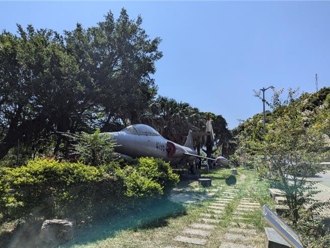 基隆市役政公園展示多項國軍退役裝備，但因為維護不易，市府有意將裝備拆除還給軍方。明年起役政公園將成歷史。圖為F104G星式戰鬥機。（張志康攝）