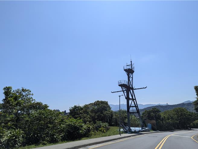 基隆市役政公園展示多項國軍退役裝備，但因為維護不易，市府有意將裝備拆除還給軍方。明年起役政公園將成歷史。圖為陽字號軍艦桅桿、船錨、螺旋槳。（張志康攝）