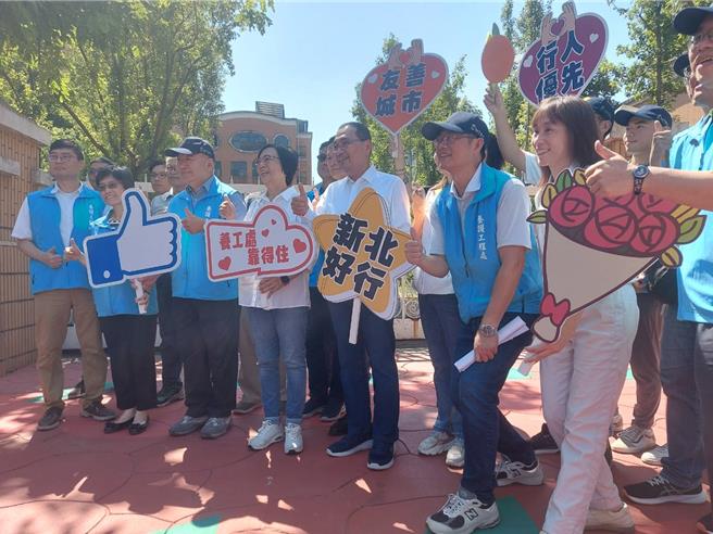新北市長侯友宜（中）2日視察三重區新北高中通學廊道改善工程。（張鎧乙攝）