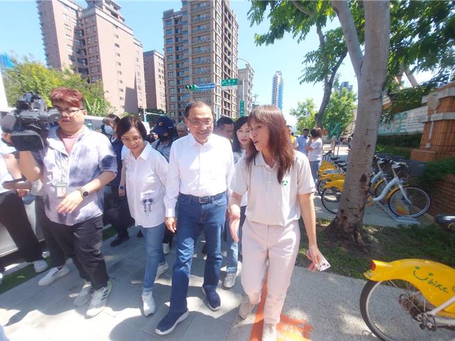 新北市長侯友宜（中）2日視察三重區新北高中通學廊道改善工程。（張鎧乙攝）