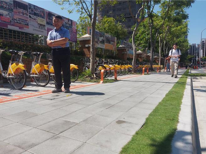 新北市養工處長鄭立輝解釋，目前的導盲設施主要依靠不同材質來協助視障人士辨識路徑，當他們的拐杖接觸到綠帶時，便能感知到這裡是一條線的提示。（張鎧乙攝）