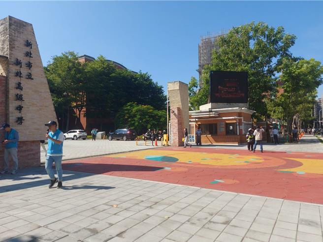 新北高中通學廊道，一併改造學校大門環境，讓學生及民眾進入大門就能看到代表該校學生別具特色的「椪柑」意象映入眼簾。（張鎧乙攝）