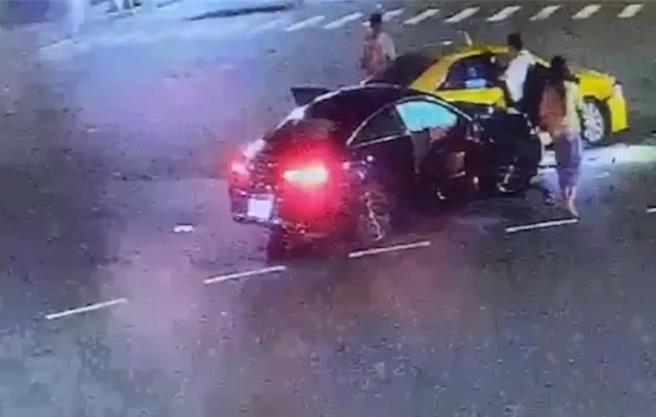 被撞宾士的副驾驶座54岁余姓男子，下车后大声怒斥，太太和儿子在一旁劝阻。（民眾提供／纪爰高雄传真）