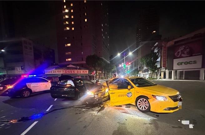 小黄运将闯红灯衝撞宾士，导致车壳板金受损，双方驾驶脖子轻微扭伤，送医无大碍。（民眾提供／纪爰高雄传真）