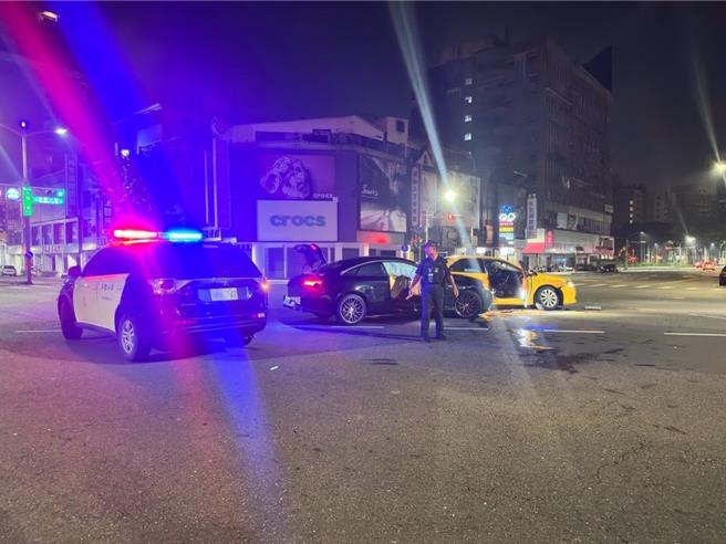 小黄运将闯红灯衝撞宾士，双方驾驶脖子轻微扭伤，送医无大碍，警方赶到场戒备。（民眾提供／纪爰高雄传真）