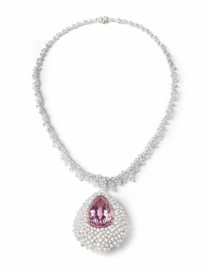 DAMIANI Mimosa Risvegli孔賽石項鍊，主石是108.96克拉水滴型切割紫粉孔賽石，825萬元。(DAMIANI提供）