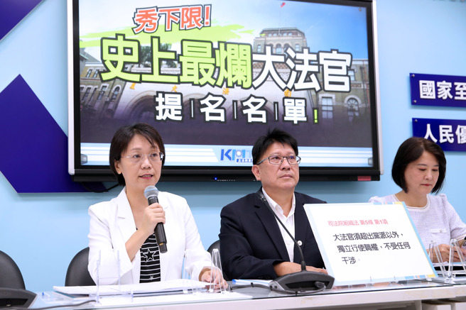 國民黨立法院黨團書記長林思銘（中）2日與立委翁曉玲（左）、王鴻薇（右）共同召開記者會。（黃世麒攝）