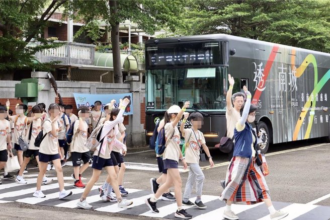 去年台南市行人交通事故有半數發生在路口，市府2日與嘉義區監理所舉辦「9大運輸業事故防治及路口停讓宣示活動」，共同宣示落實路口停讓及指差確認作為，展現提升路口停讓安全的決心。（市府提供／洪榮志台南傳真）
