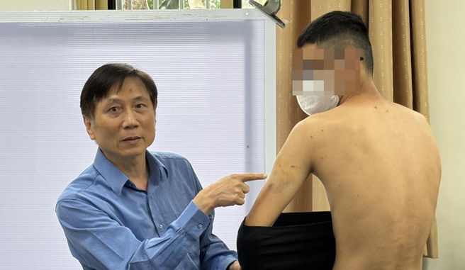 桃园市议员詹江村2月爆料，17岁黄姓少年遭桃园武陵派出所3警员勒脖强押进派出所以甩棍、电击棒刑求1小时。(蔡依珍摄)