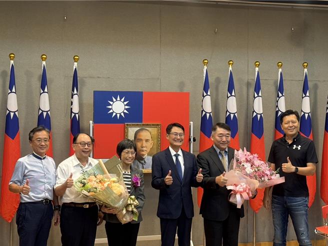 新北市府上月28日发布人事调整，工务局长由副局长冯兆麟接任，人事命令1日生效，工务局举办交接仪式。（柯毓庭摄）