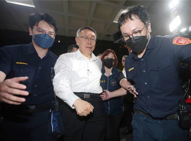 检廉侦办京华城案，民眾党主席、前台北市长柯文哲（前中）8月31日移送台北地检署复讯。（本报资料照片）