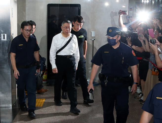 民眾党主席柯文哲（中白衣者）遭台北地检署依违背职务收贿罪、图利罪声押禁见，台北地院召开声押庭，最后法官2日认为柯文哲犯罪嫌疑不重大，无保请回，随后步出法院。（赵双杰摄）