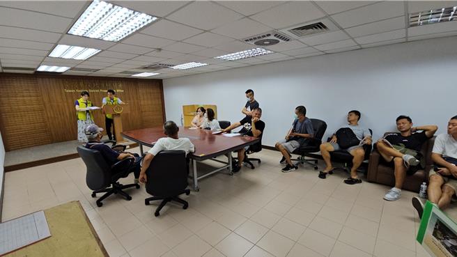 涉入運毒案的舢舨及貨車2日上午在基隆地檢署法拍，經過激烈的喊價過程，分別以28.1萬元及7.1萬元拍定。（行政執行署宜蘭分署提供／張志康基隆傳真）