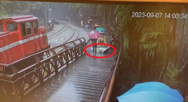 去年2023年9月7日，朱姓婦人參加阿里山之旅，因穿塑膠鞋套跌倒骨折，事後向阿里山林鐵及文資處、林業署嘉義分署提出民事損害賠償。（呂妍庭翻攝）