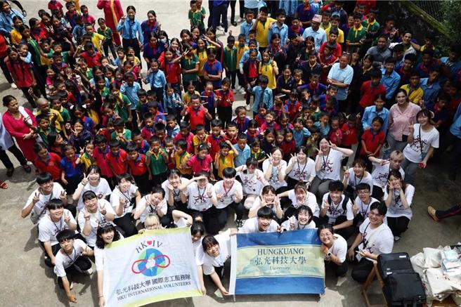 弘光科技大學國際志工隊暑假期間志願到尼泊爾服務10天，為當地學童安排語言、衛教．音樂律動、藝術手做等豐富課程及活動。（弘光科大提供／張妍溱台中傳真）