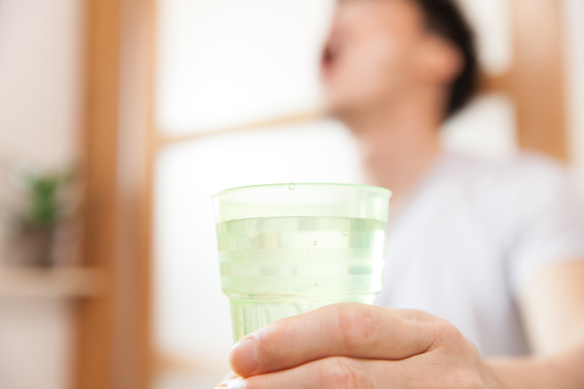 醫生提醒餐後若一時沒有牙籤，可清除齒間食物殘渣，可洗以漱口代替。（示意圖，Shutterstock／達志）