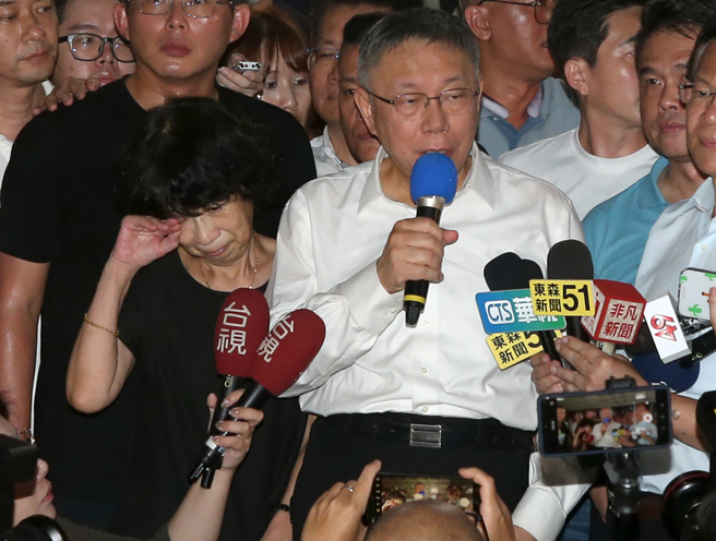 民眾黨主席柯文哲（前右）遭台北地檢署依違背職務收賄罪、圖利罪聲押禁見，台北地院召開聲押庭，最後法官2日認為柯文哲犯罪嫌疑不重大，無保請回，隨後柯文哲步出法院在妻子陳佩琪（前左）陪同下向支持者發表談話，表示在這兩天當中，可以說是極盡壓迫跟凌虐，也向大家表達感謝，陳珮琪在一旁忍不住落淚。（趙雙傑攝）
