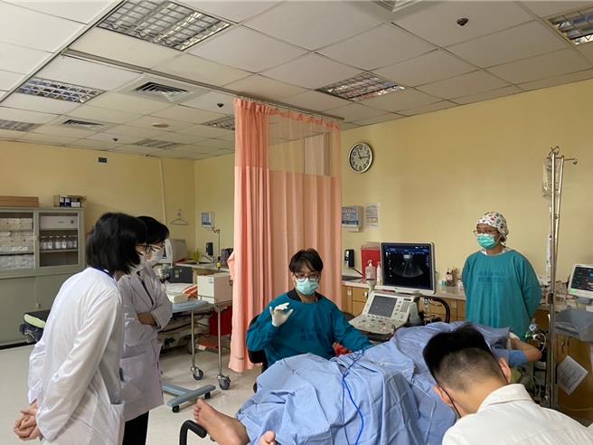 緬甸醫生在衛福部桃園醫院進行臨床培訓。（靈鷲山慈善基金會提供）