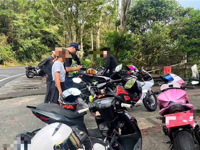 中埔分局昨（1日）當場查到13輛擅自改裝排氣管及製造噪音的車輛。（中埔分局提供／呂妍庭嘉義傳真）