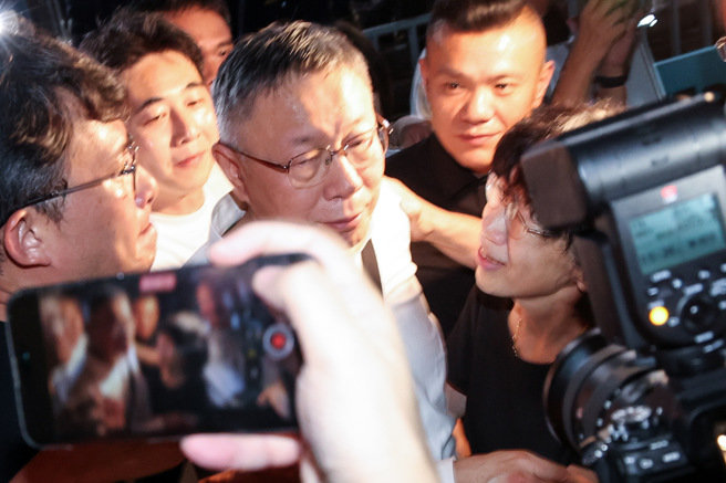 民眾党主席柯文哲涉京华城容积率等弊案，台北地检署罕见以神秘「端」股指挥廉政署、调查局侦办，8月31日依贪污违背职务收贿、图利罪嫌，声押时任台北市长柯文哲、副市长彭振声，台北地方法院漏夜召开羁押庭，2日凌晨3时许，裁定彭羁押禁见获准，柯文哲（中）无保请回，一步出法院大门，其妻陈佩琪（右）上前拥抱。（邓博仁摄）