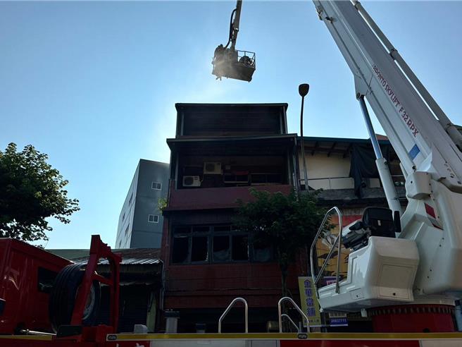 新北市树林区4楼透天厝昨日清晨发生火警。（民眾提供）