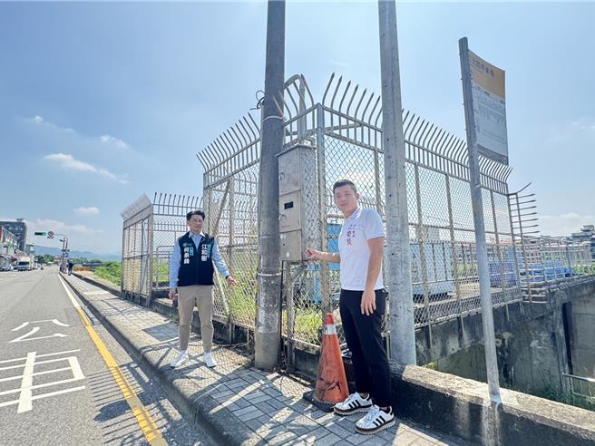 台中大里十九甲地区立元路人行道因紧邻农水署设置的水闸门，影响人行道路幅狭窄，台中市议员江和树团队2日邀集相关单位会勘，争取将水闸门退缩并拓宽人行道，将由建设局养工处研议评估后续规画。（潘虹恩摄）