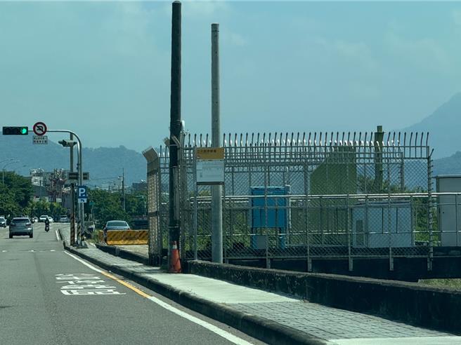 大里十九甲地区有头汴坑溪流经，左右两岸人行空间却呈两样情，立元路一侧人行道因紧邻农水署设置的水闸门，影响人行道路幅狭窄。（潘虹恩摄）