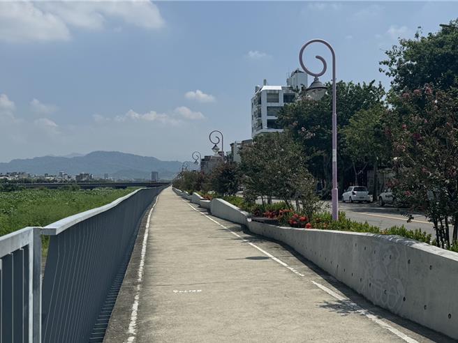 大里十九甲地区有头汴坑溪流经，左右两岸人行空间却呈两样情，仁堤路一侧规画自行车道，不仅车道宽敞，沿途更种下花朵植栽、设置座椅，相当舒适。（潘虹恩摄）