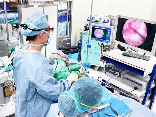 「双通道微创内视镜脊椎减压手术」伤口小恢復快，造福颈腰椎等脊椎各类适应症患者。(联新国际医院提供／吕筱蝉桃园传真)