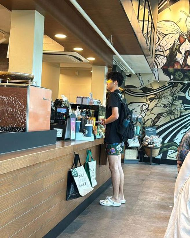 何如芸儿子在新加坡咖啡厅巧遇徐若瑄还被对方偷拍。（图／翻摄自何如芸脸书）