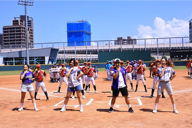 新北市2024市長盃3級棒球賽開幕由福營國中舞蹈老師與新泰國中棒球隊一同表演。（新北市體育局提供）